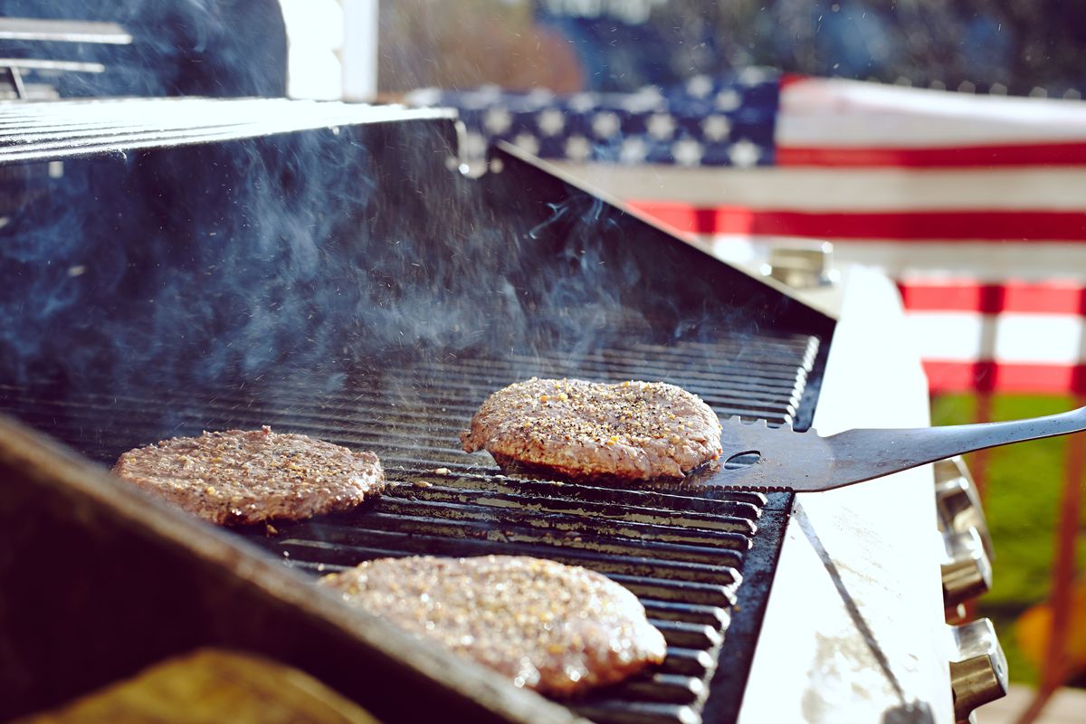 Burgers,And,Hotdogs,Cooking,Over,Flames,On,Grill