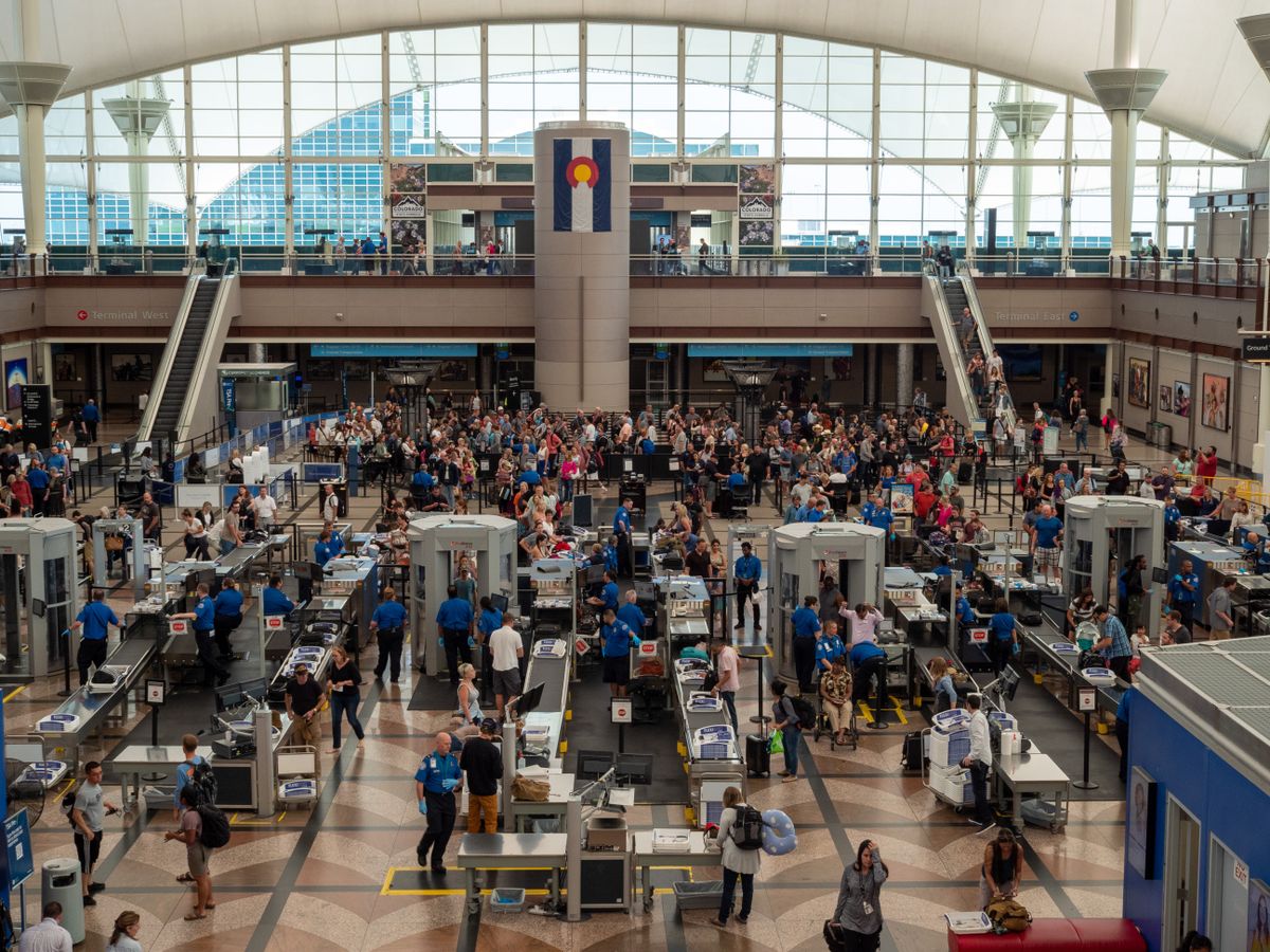 Denver,,Co,July,7,,2018:,Large,Line,Of,Travelers,Backed