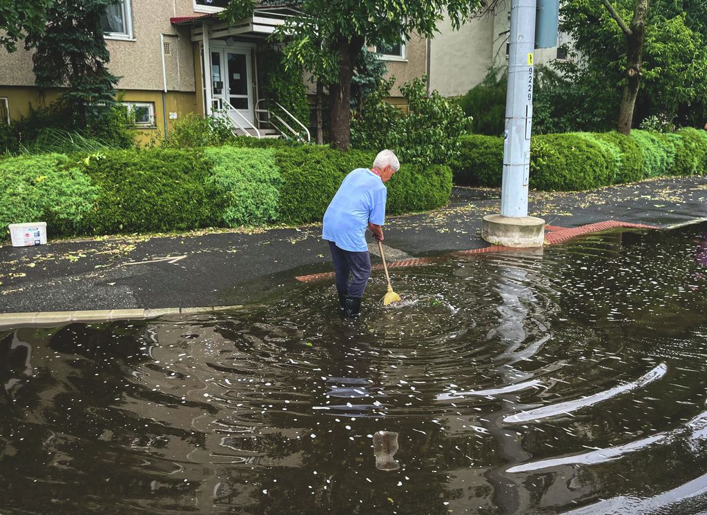 Szeged 2025.07.07. Vihar után Etelka sor
képen:
Fotó_ Török János TJ DM Délmagyar
