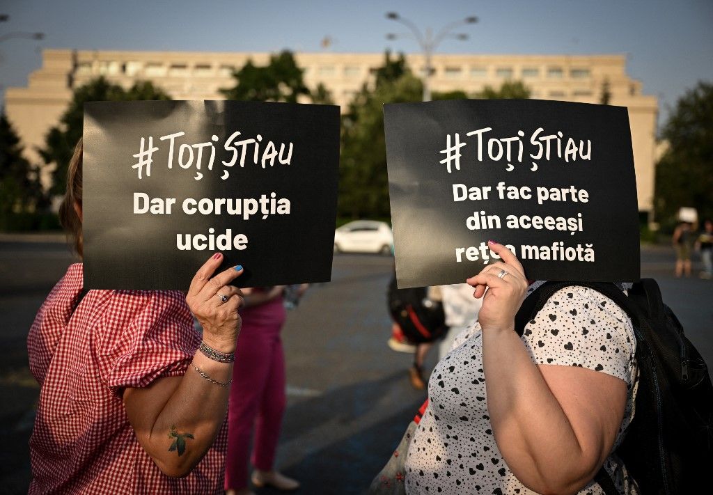Románia, korrupció – a feliratok: "Mind tudták... de a korrupció öl" és "Mind tudták... de ugyanaz a maffia"  