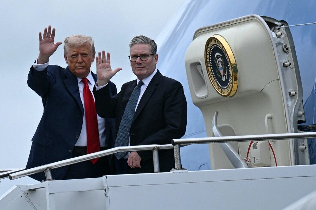 Donald Trump és Keir Starmer: az Air Force One fedélzetére szállva együtt integettek, de hogy az utóbbi megfogadja-e az előző tanácsait, évek alatt derülhet ki 