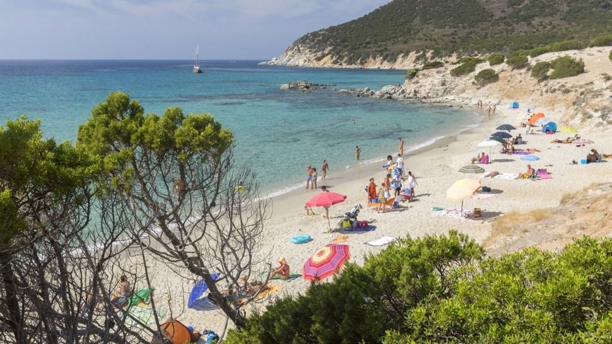Strandolókat kergetett a tengerbe a partot elérő erdőtűz a népszerű üdülőhelyen 