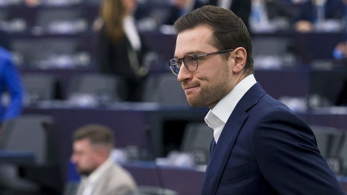 Fegyveres rendőrök lepték el Le Pen pártjának irodáját, "színtiszta politika" – mondja a pártvezér 