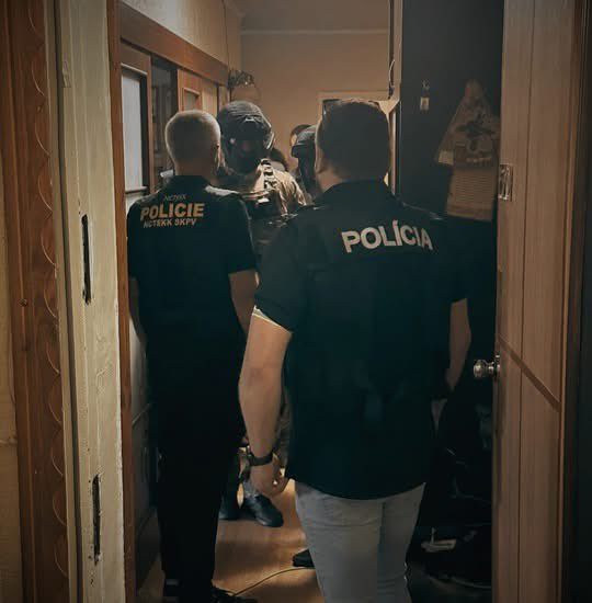 Iskolákat fenyegető e-mailek Csehországban és Szlovákiában: őrizetben egy ukrajnai férfi – a csehek orosz finanszírozást sejtenek