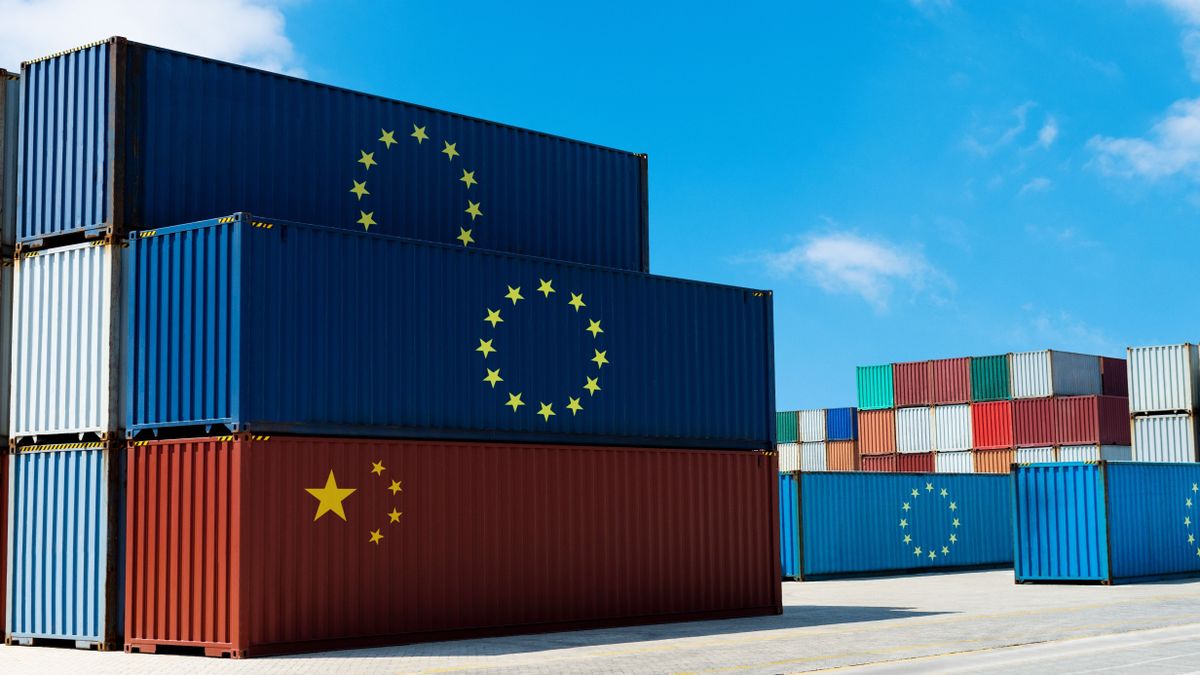 szállítmányozási,Large,Group,Of,Cargo,Containers,With,European,Union,Flag,And