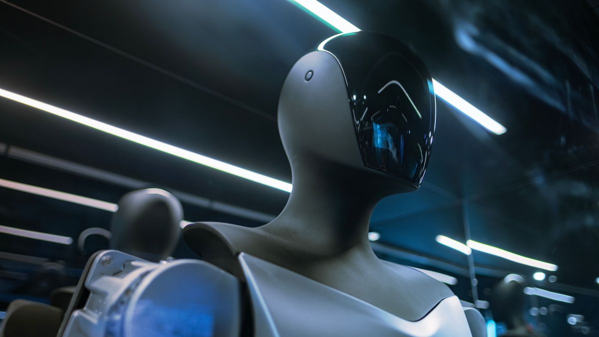 MI,Tesla,Bot,Optimus,Robotic,Humanoid,In,Showroom,,Tesla,Ai,Strategy: fájdalmat érző robotok