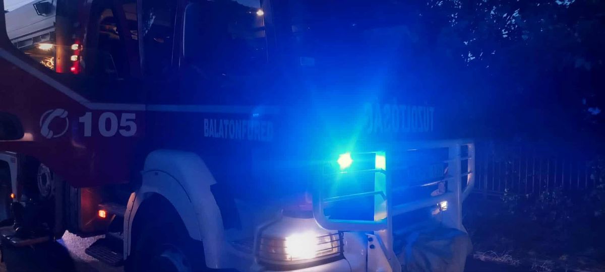 Kigyulladt egy tihanyi szálloda, oltás közben egy tűzoltó rosszul lett és kórházba került
tűzeset
Balatonfüredi Önkormányzati Tűzoltóság
