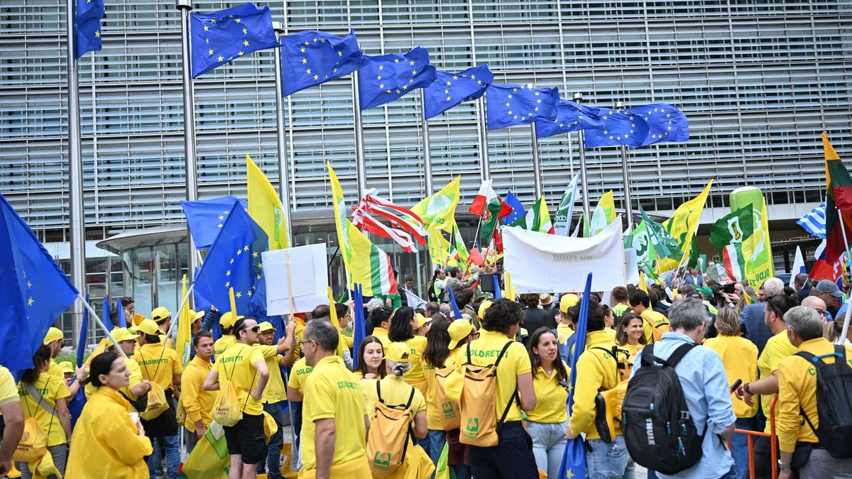 Farmers protest in front of EU institutions in Brussels európai gazdák