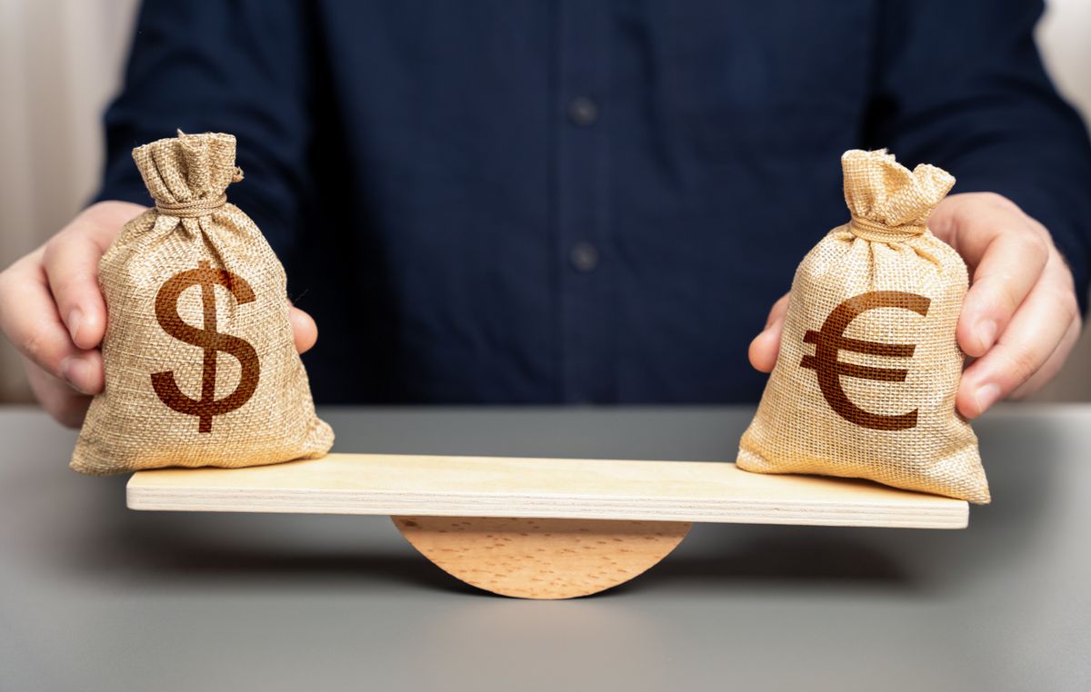 forint Exchange,Rate,Between,Dollar,And,Euro.,Comparison,Of,Two,Economies.