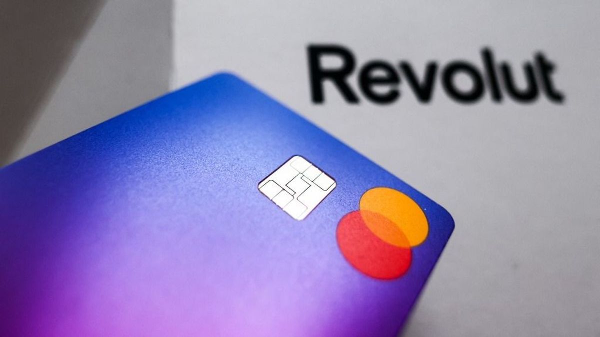 A Revolut kriptós felhasználói éhen halnak a terülj asztalkámnál, miközben épp felrobban a bitcoin árfolyama
 