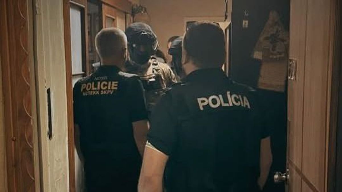 Iskolákat fenyegető e-mailek Csehországban és Szlovákiában: őrizetben egy ukrajnai férfi – a csehek orosz finanszírozást sejtenek 