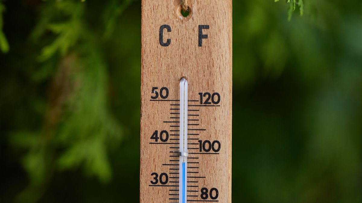 Thermometer in summer heatwave hőség másodfokú hőségriasztás