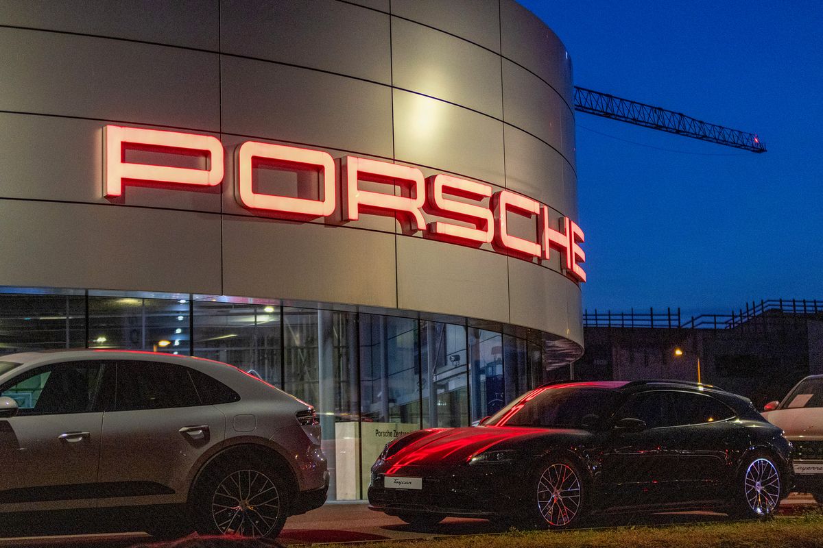 German Automakers' Dealerships As Trump Tariffs to Force Carmakers to Rethink Strategy A Porsche költségcsökkentésekkel küzd az amerikai vámok és a kínai piac gyengélkedése ellen
