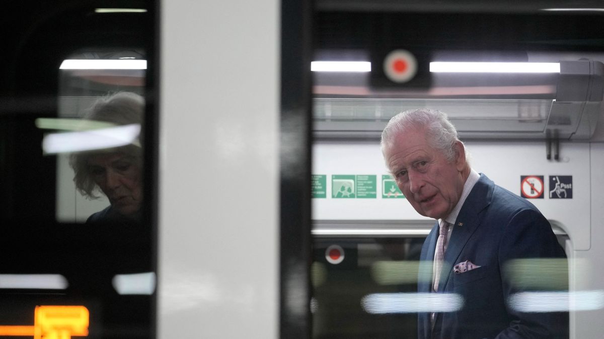 A királyi luxus vége: megszűnik a legendás brit uralkodói vonat 