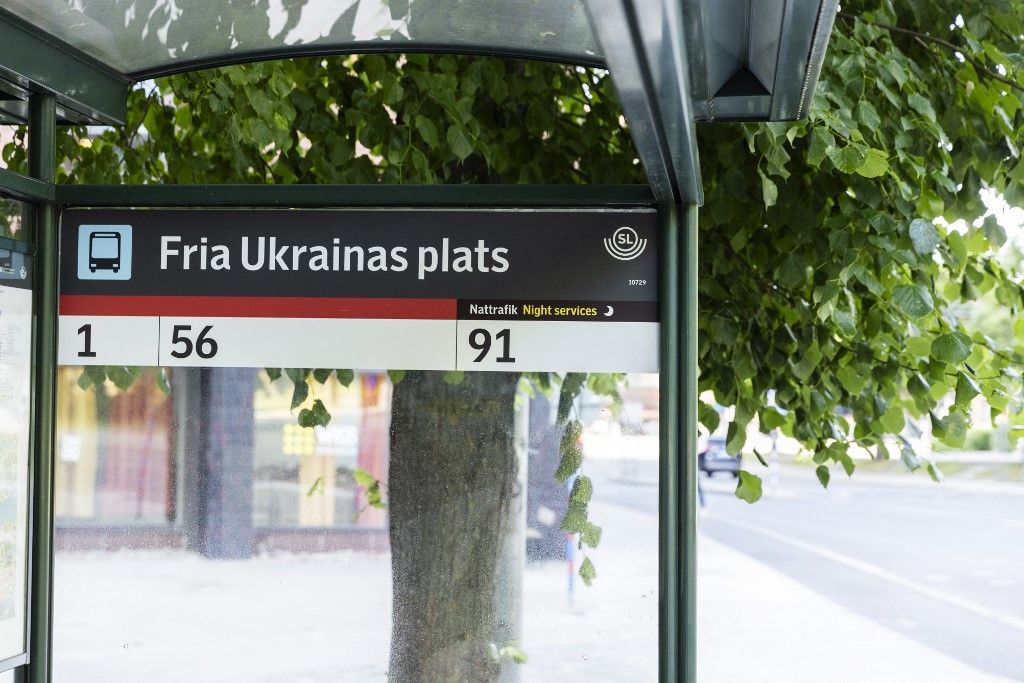 Drón dobott festéket az orosz képviseletre – ezt a buszmegállót a stockholmi orosz nagykövetségnél még 2023-ban "Szabad Ukrajna" névre keresztelték