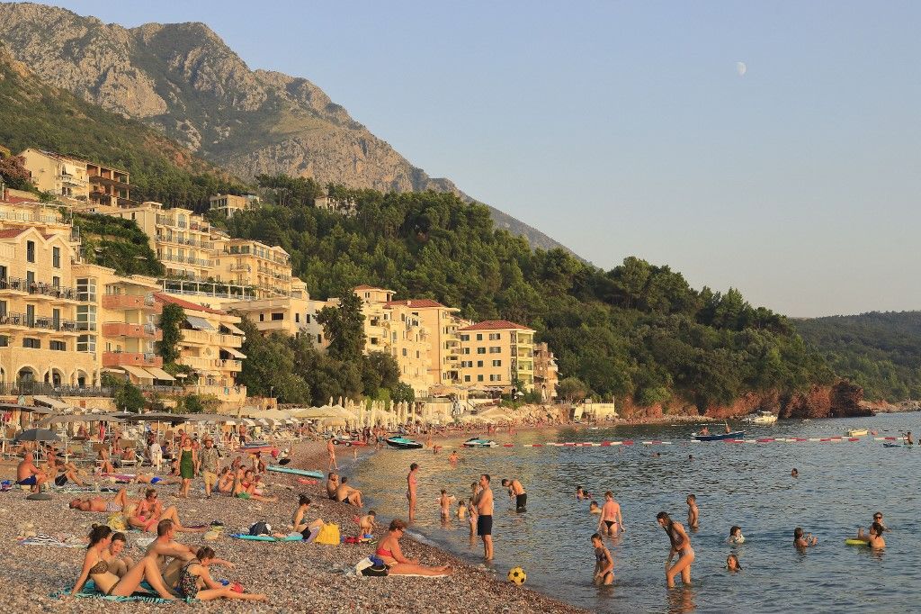 Montenegro budva region sveti stefan seaside resort its beach summer tengerpart turista turizmus turisták