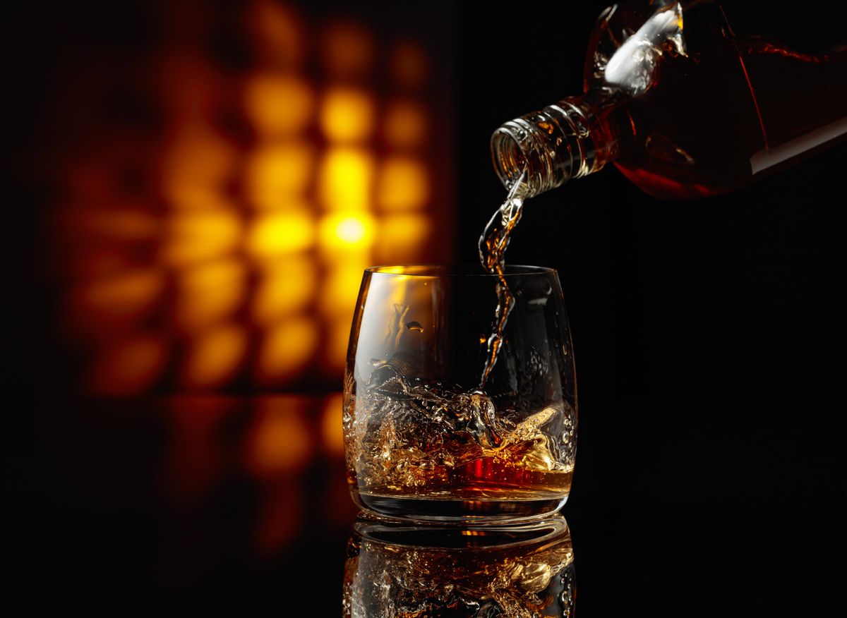 Pouring,Whiskey,Into,A,Glass,On,A,Black,Background.,Copy, Szupermenta termékteszt