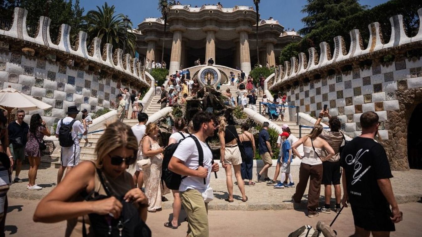 Barcelona fellép a túlturizmus ellen, bezár két kikötői terminált Kép
