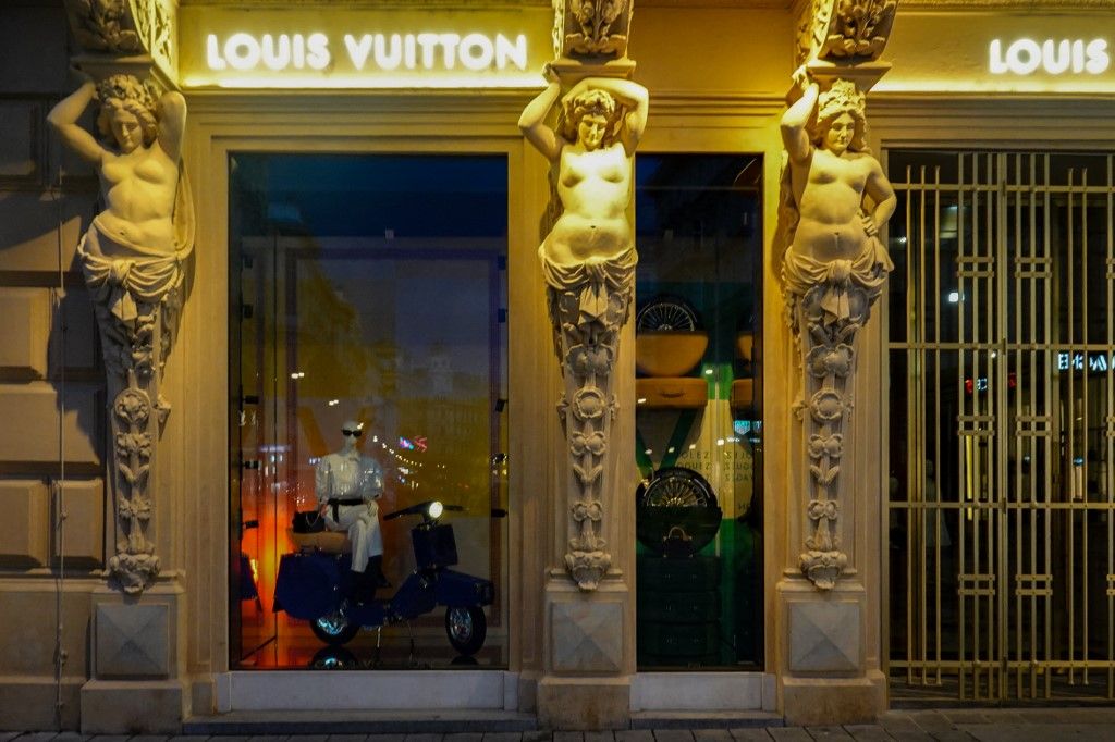 Louis Vuitton Storefront At Night luxus