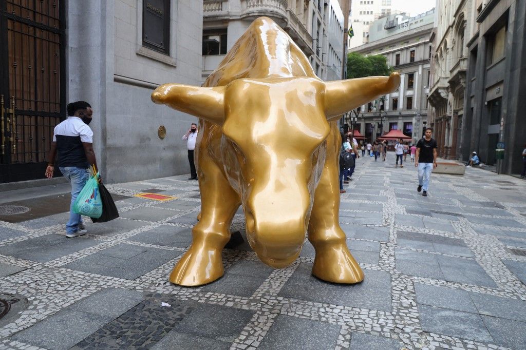 Aranybika szobor a São Paulo-i tőzsde előtt – az arany globális felértékelődésének szimbóluma, arany B3 (Brazilian Stock Exchange) inaugurates the Golden Bull sculpture in the historic center of São Paulo