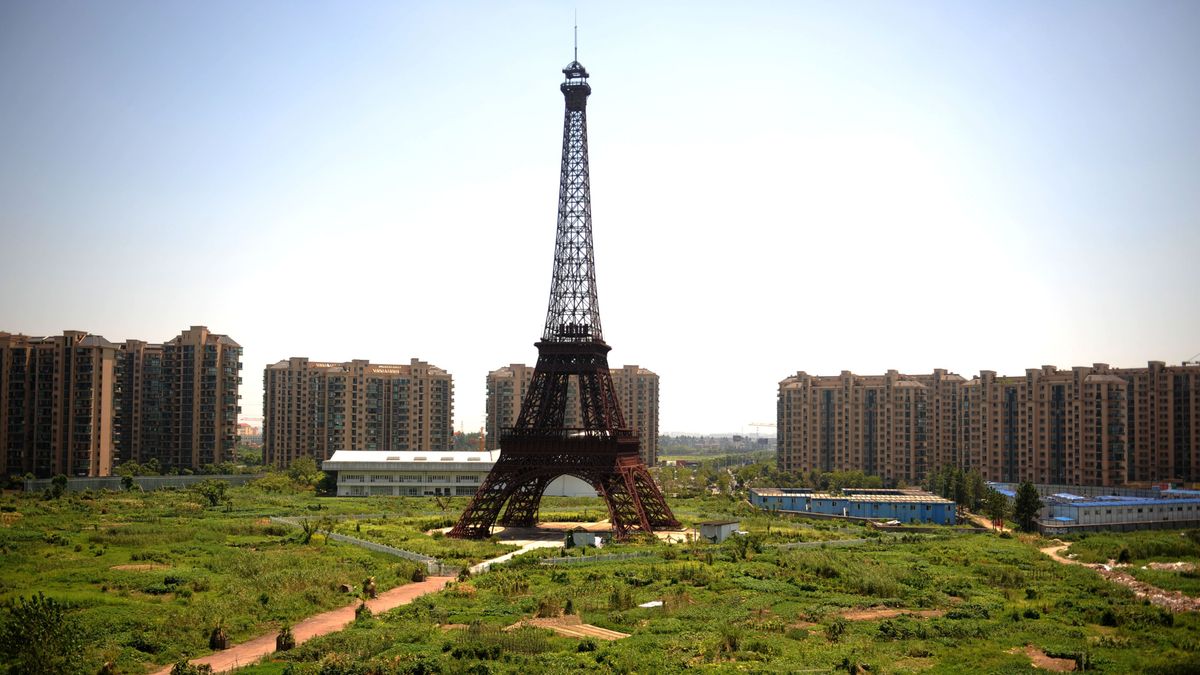 "Eiffel-torony" a szellemvárosban: egy elhagyatott park a Tianducheng nevű lakóparkban, Hangcsouban. Forrás: Northfoto