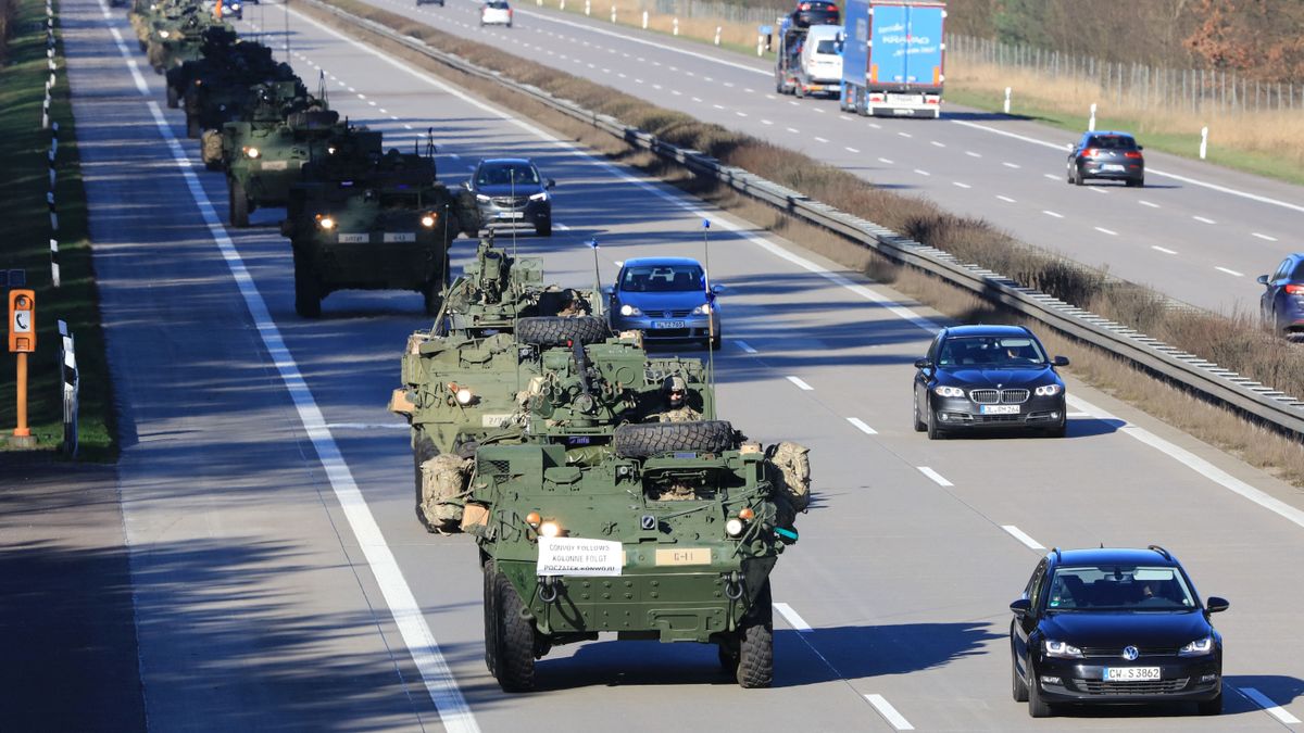 NATO military vehicles on the motorway új autópályák