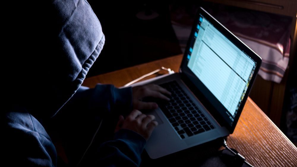 Veszélyek sokasága leselkedik a fiatalokra az online térben. Fotó: Mike_shots