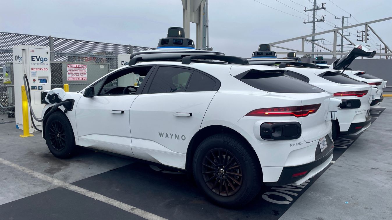 Nemiszervméregetéssel és csípős üzengetéssel érkezett a Tesla a robotaxi-versenybe Kép