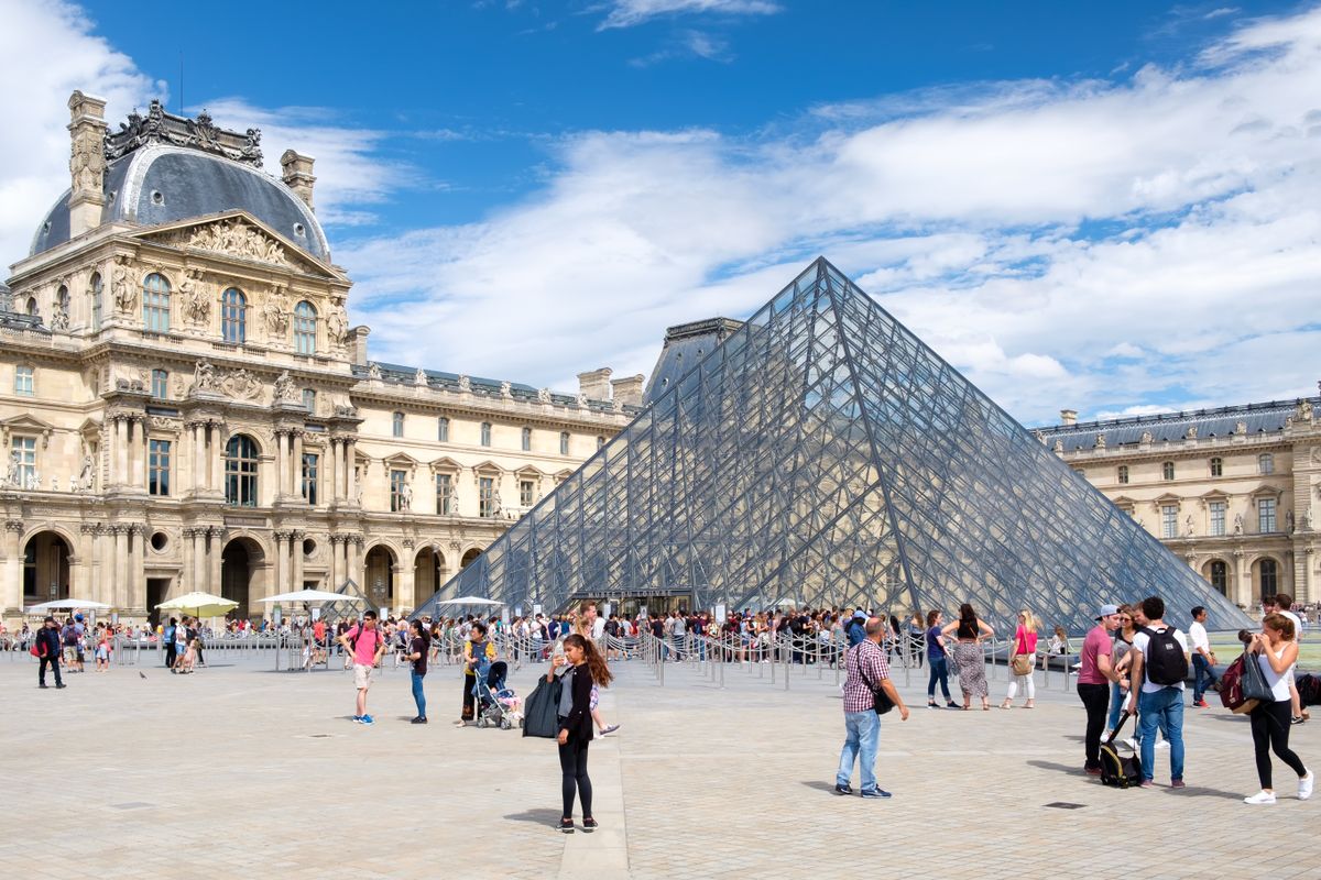 Paris,france,-,July,29,2017,:,Visitors,At,The,Courtyard,Of