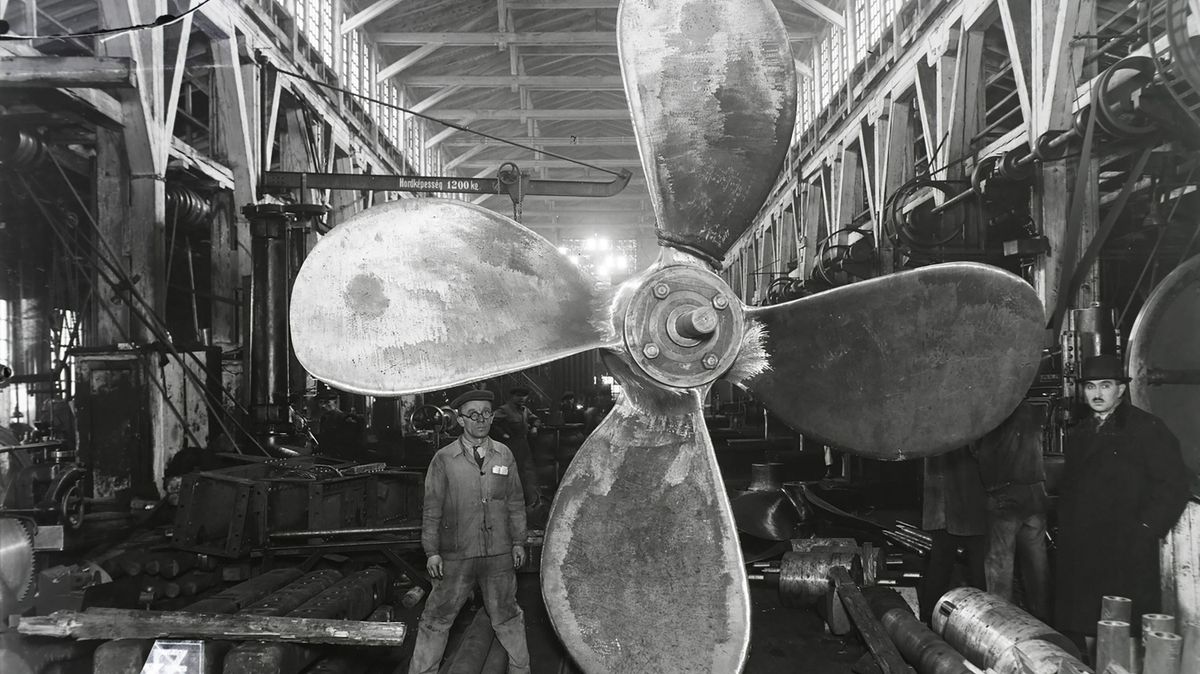 Váci út, Ganz és Tsa. Villamossági-, Gép-, Waggon- és Hajógyár Rt. A Magyar Tengerész (1942) tengeri áruszállító csavaros motorhajó hajócsavarja. Forrás: Fortepan / Magyar Műszaki és Közlekedési Múzeum / Történeti Fényképek Gyűjteménye / Ganz gyűjtemény