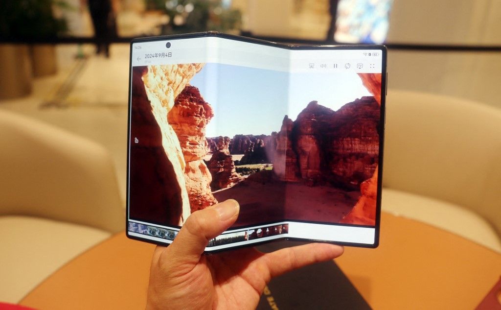 Huawei Mate XT Phone