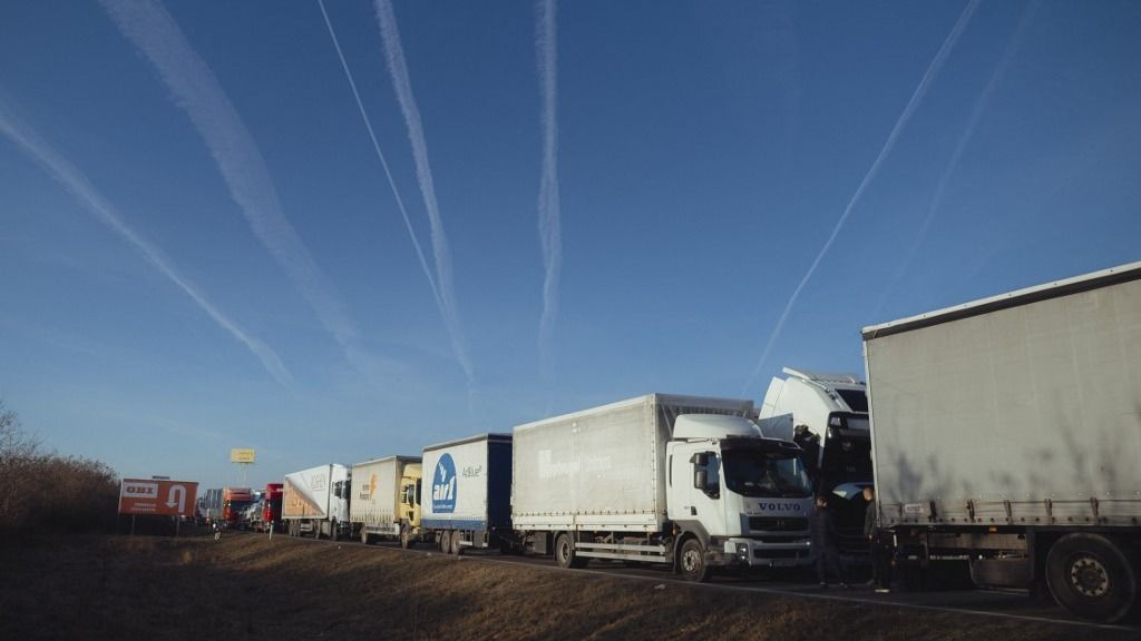 Ukrainian truckers line up to cross the borders between Slovakia and Ukraine külker kamionblokád