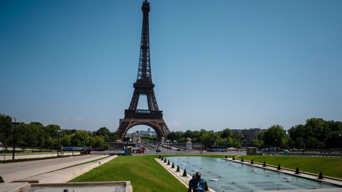 Akkora a hőség, hogy még az Eiffel-torony csúcsát is lezárják 