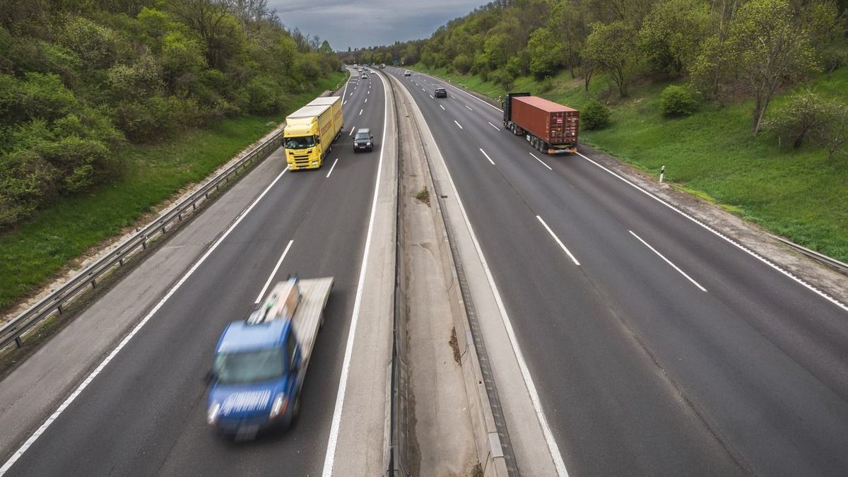 Két tömegbaleset is bénítja a forgalmat a magyar autópályákon 