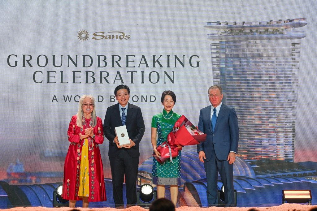Lawrence Wong szingapúri miniszterelnök és a Las Vegas Sands társalapítója, Miriam Adelson is részt vett az alapkőletételen. Fotó: AFP / AFP