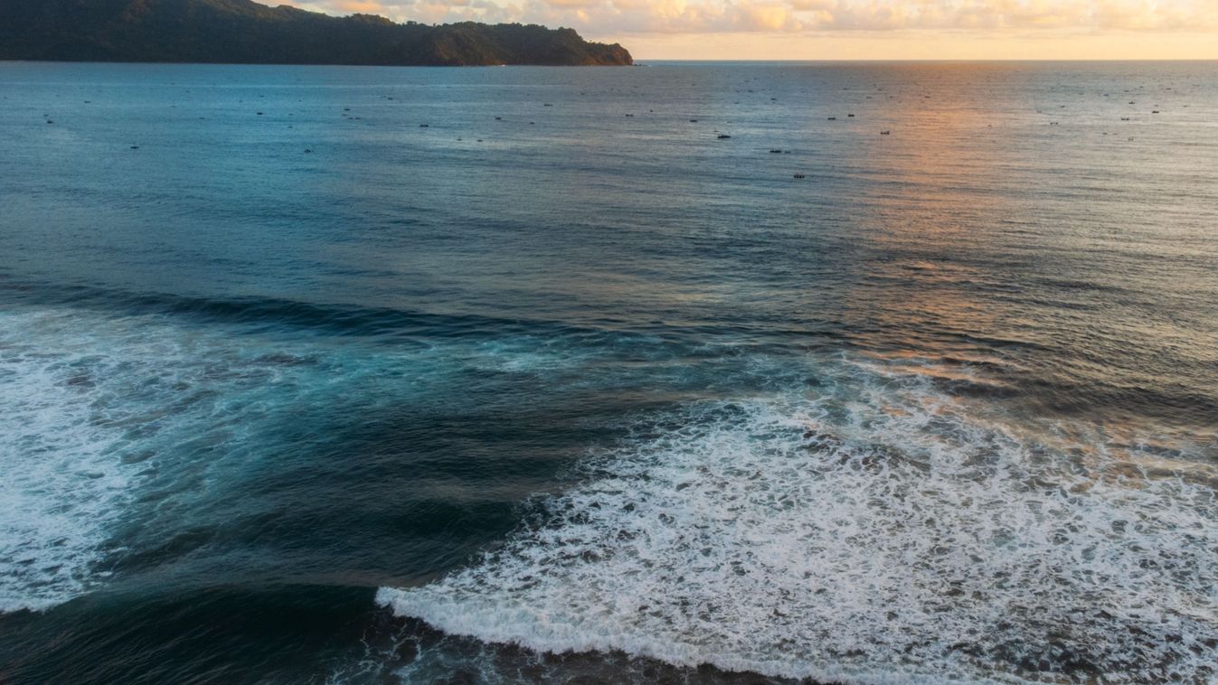 Drone,View,Of,Ocean,Rip,Current,,Beach,With,Waves,In magyar család