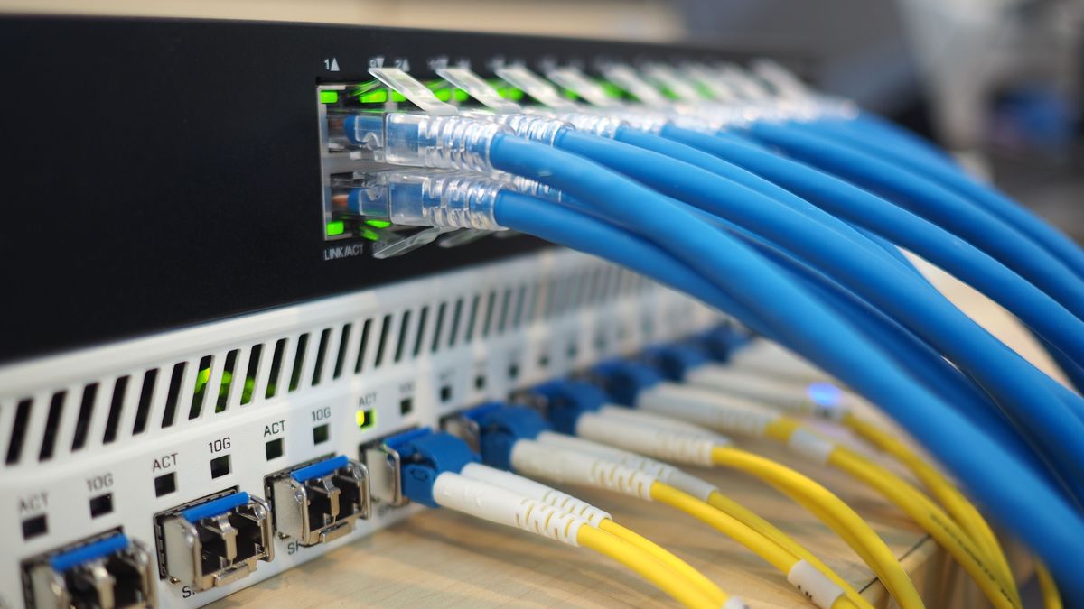 optikai,Lan,Cable,With,Fiber,Optic,Cable,Connected,Use,For,Network