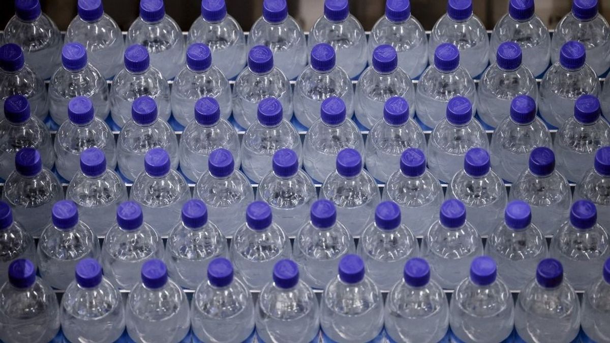 Ásványvizet hívott vissza az Auchan mikrobiológiai szennyeződés miatt 