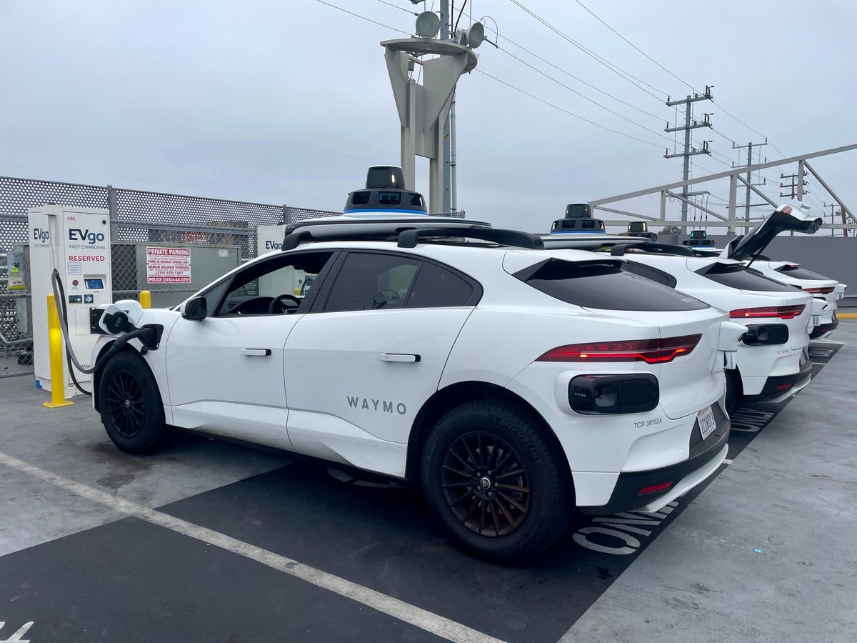 Waymo
Tesla robotaxi szolgáltatás