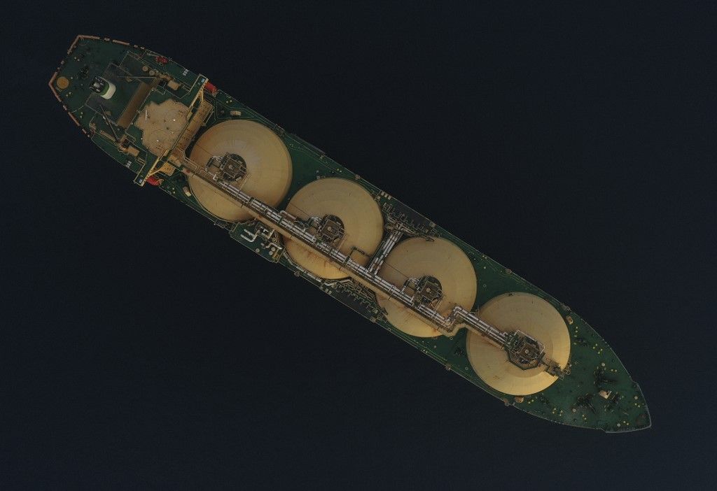 A tanker, amelyből ammónia szivárog, Uszty-Lugában horgonyoz 