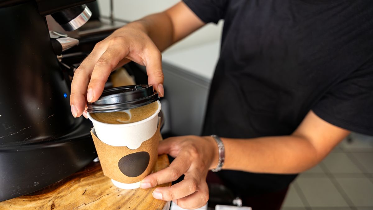 kávé Securely,Sealing,Flavor,And,Warmth,,Hands,Finalize,A,To-go,Latte