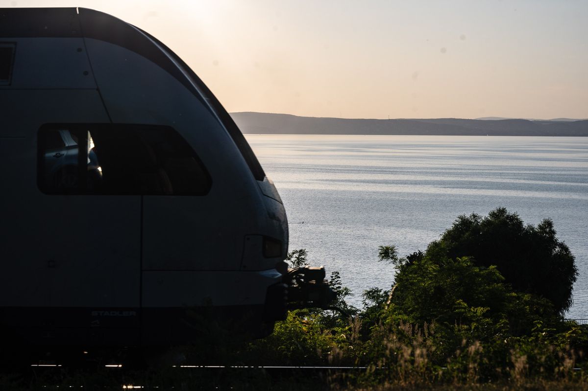 Felsővezeték-szakadás miatt rostokolnak a vonaton a Balatonnál – már több tucat buszt küldtek az utasokért
