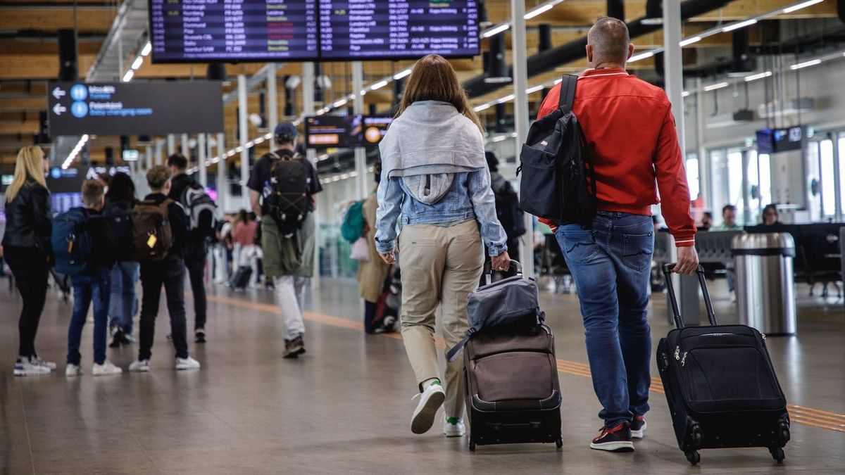 A légi közlekedési iparág nem tudja lekövetni az utazók számát, a magyar légtérben is rekordot mértek – külföldi légi forgalmi irányítókat kölcsönöz a HungaroControl 