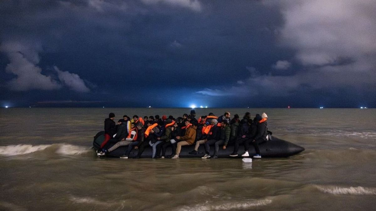 Kiverte a biztosítékot Macron és Starmer migránsalkuja a Csatorna francia partjain 