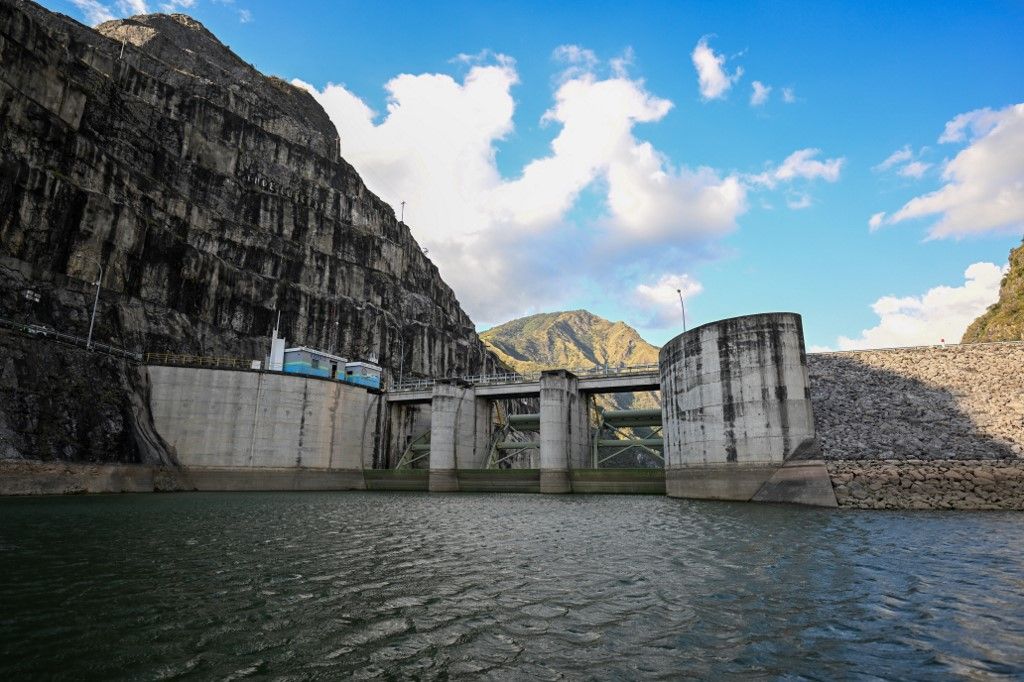 ROMÁN TŐZSDE Visita a principal hidroeléctrica del país para conocer su funcionamiento