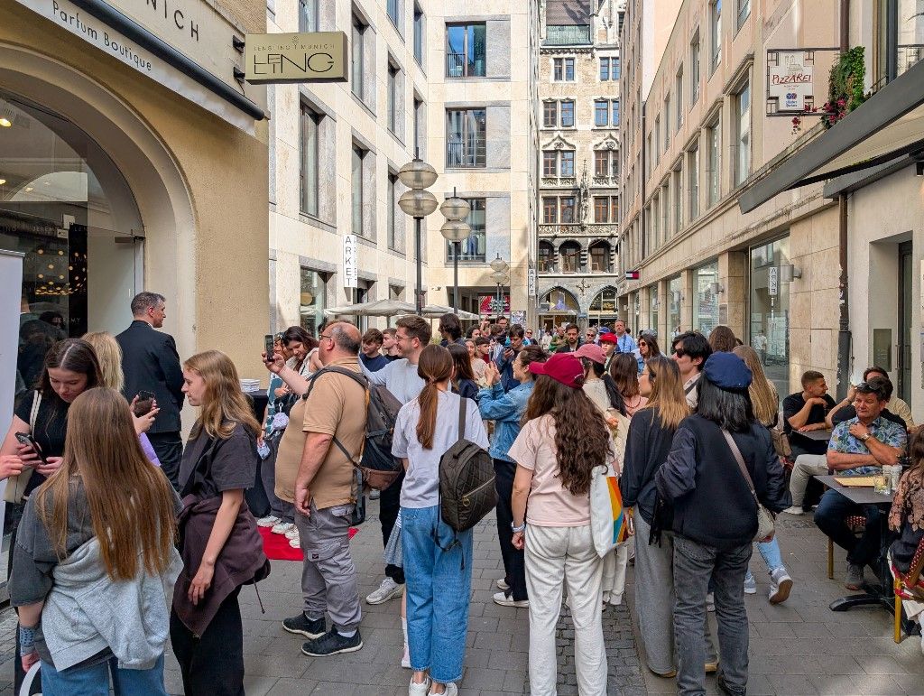 osztrák fiatalok Crowd Gathers Outside Maison LENGLING Perfume House
