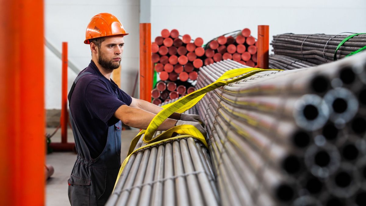 Podolsk,,Moscow,Province,-,August,02,,2021:,Pipes,Warehouse.worker,Install helyi iparűzési adó