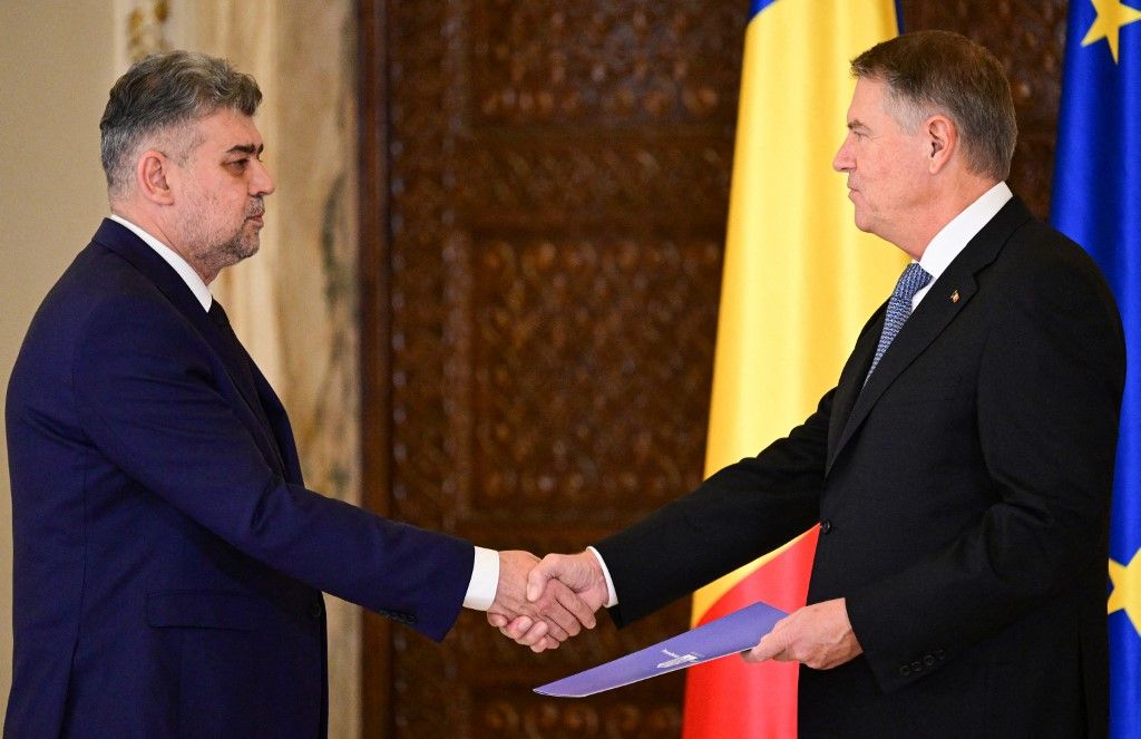 Klaus Iohannis, Marcel Ciolacu, Nicolae Ciucă – finanszírozási figyelmeztető dokumentum előtt