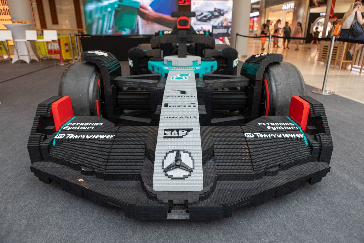 Ilyet még sosem csinált a LEGO: az életnagyságú villamos után most működő Formula–1-es autót mutattak be