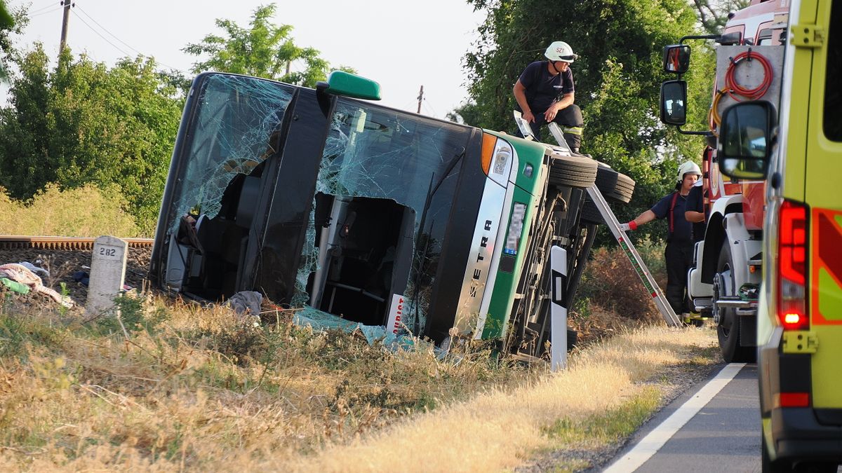 77 utassal borult fel az ukrán rendszámú busz, sok a sérült, főleg gyerekek 